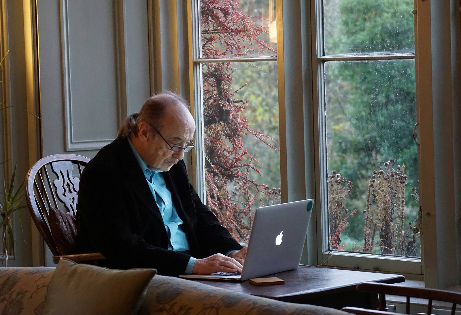 An image of an elderly man applying for SSDI benefits on his computer